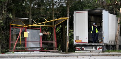 Ludzie stali na przystanku. Nagle wjechała w nich ciężarówka. Dramat w Tyczynie