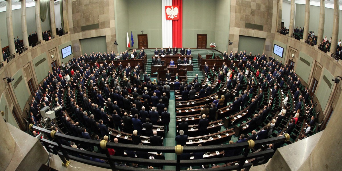 Koniec z ekspresowym zmienianiem prawa, przeprowadzanym bez konsultacji i oceny skutków - tego przede wszystkim oczekują od nowego Parlamentu ekonomiści. W tym też upatrują główną przyczynę braku inwestycji w Polsce.