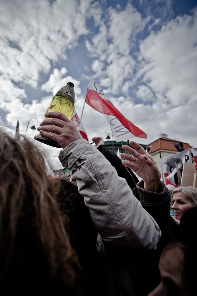 Zwolennicy PiS pod pałacem, fot. Maciej Stankiewicz