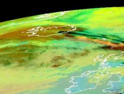 Zdjęcie udostępnione przez satelitę EUMESAT, ktore pokazuje chmurę pyłu z erupcji wulkanu Eyjafjoll na Islandii. Chmura porusza się na wschód