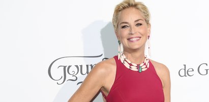 Sharon Stone pozuje w żółtym bikini, a mina jej psa mówi wszystko. 63-latka zachwyca figurą!