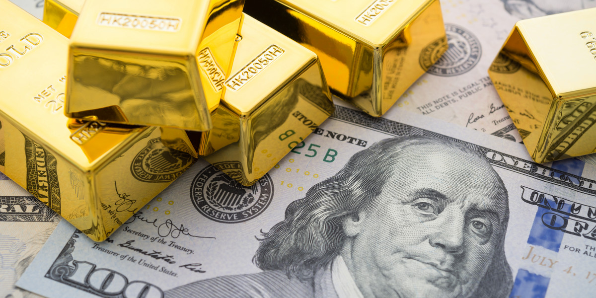 Wyjątkowo silna amerykańska waluta sprawiła, że złoto, uznawane za bezpieczną przystań, straciło blask.