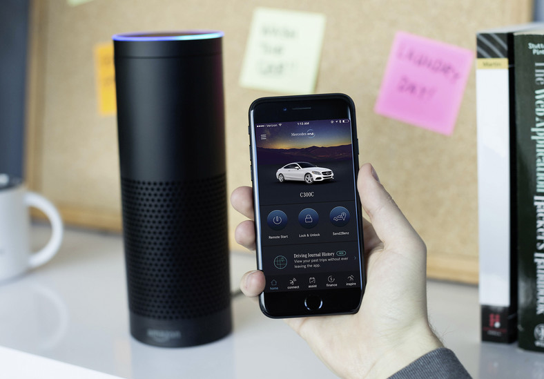 Mercedes Klasy A połączy się z prostą domową automatyką. Na początek pojawi się Amazon Alexa oraz Google Home. Oba w języku angielskim. Na starcie tylko kilka rynków na świecie. Mercedes Klasy A