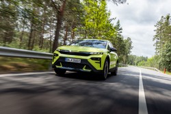 Nowa Skoda wjeżdża do Polski. Jest szybka, ładna i wygodna. Ile kosztuje?