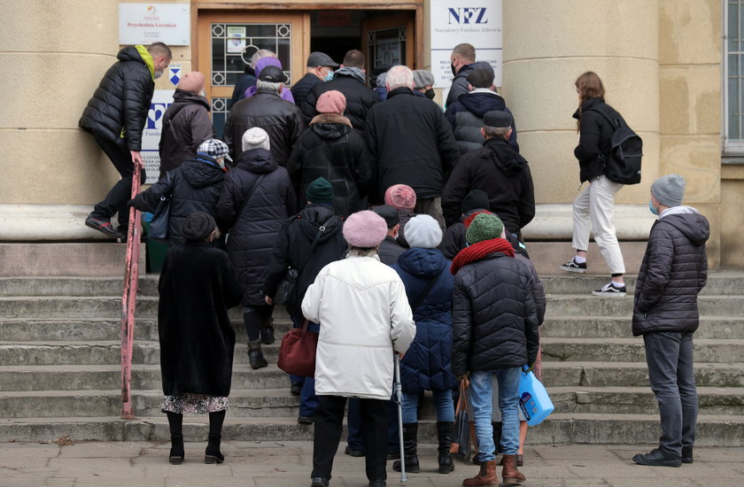 Kolejka do szczepień na covid w Łodzi