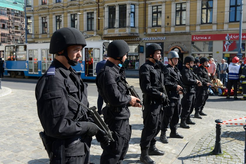 Antyterroryści w trakcie symulowanej akcji