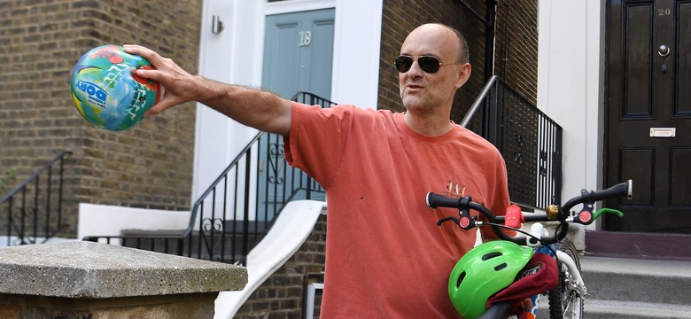 Doradca Johnsona podróżował mimo zakazu. Teraz się tłumaczy