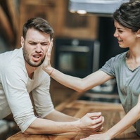 Kiütéssel végződött a tréfa: kórházba juttatta a férfit a barátnője