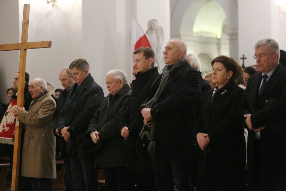 WARSZAWA MIESIĘCZNICA SMOLEŃSKA (Marek Kuchciński, Jarosław Kaczyński, Mariusz Błaszczak, Joachim Brudziński, Beata Szydło, Stanisław Karczewski)