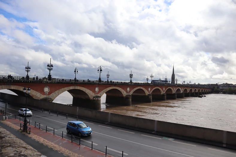 Most Napoleona z perspektywy dzielnicy La Bastide
