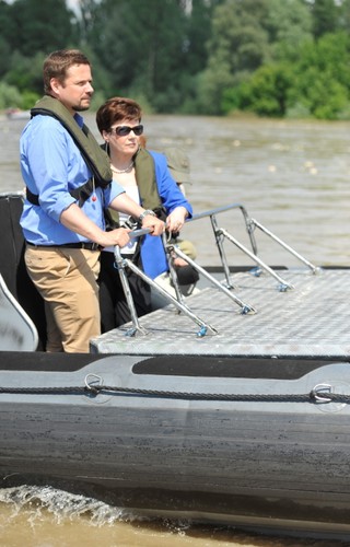 Prezydent Warszawy Hanna Gronkiewicz-Waltz i minister administracji i cyfryzacji Rafał Trzaskowski podczas rejsu motorówką po Wiśle