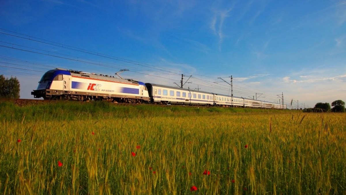 Pociąg PKP "Chopin" relacji Warszawa-Wiedeń od grudnia będzie omijać Katowice i zatrzymywać się w gminie Brzeszcze, gdzie mieszka Beata Szydło - czytamy na stronie "Gazety Wyborczej". Wnioski o uruchomienie dalekobieżnej linii mieszkańcy gminy wysyłali już w 2015 roku.