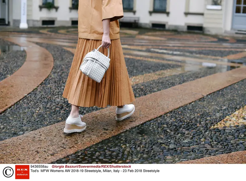 Plisowane spódnice już nikomu nie kojarzą się z oldschoolem