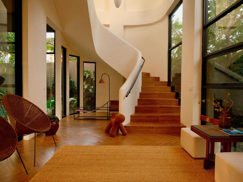 The main hallway features a curved staircase.Amanda Goh/Business Insider