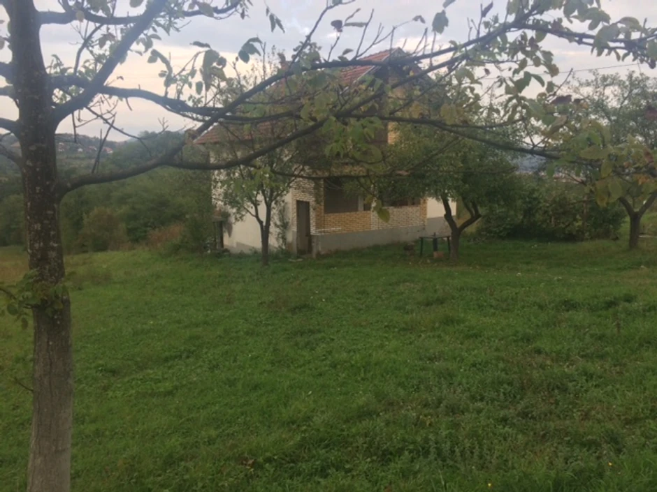 Kuća Emine Rajkovače u kojoj živi s bebom dotrajala i bez vode