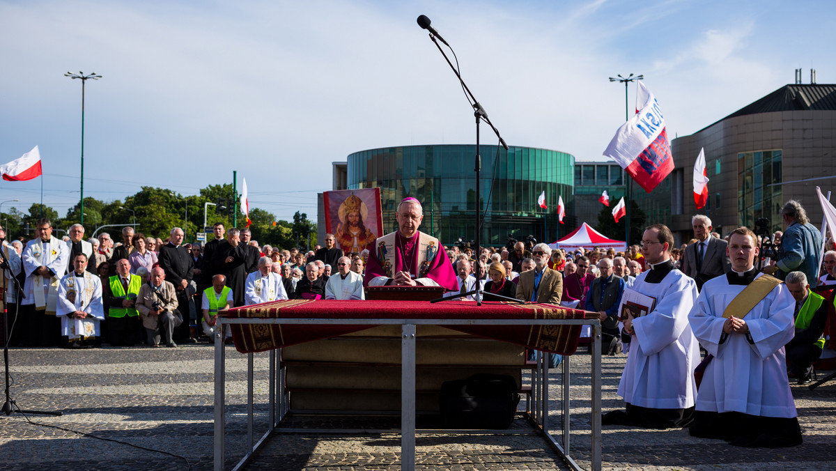 Pomnik Wdzięczności w Poznaniu powinien być odbudowany na 100. rocznicę odzyskania niepodległości - podkreślił w niedzielę metropolita poznański abp Stanisław Gądecki. W niedzielę do Poznania miała być sprowadzona figura Chrystusa – element odbudowywanego pomnika.