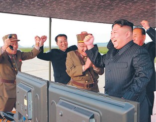 Korea Płn przetestowała nowe wyrzutnie rakietowe. Czy te systemy rakietowe i artyleryjskie trafią do Rosji i na front w Ukrainie?