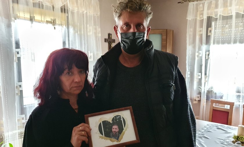 Zdaniem rodziców, 30-latek został uduszony przez policjantów.