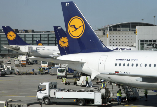 Już blisko 700 lotów odwołały niemieckie linie lotnicze Lufthansa z powodu trwającego od rana strajku personelu linii. Akcja protestacyjna ma się zakończyć po południu.