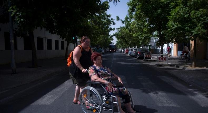 Elvira Montadas (L) receives a monthly state unemployment benefit but also relies on charity and odd jobs to get by