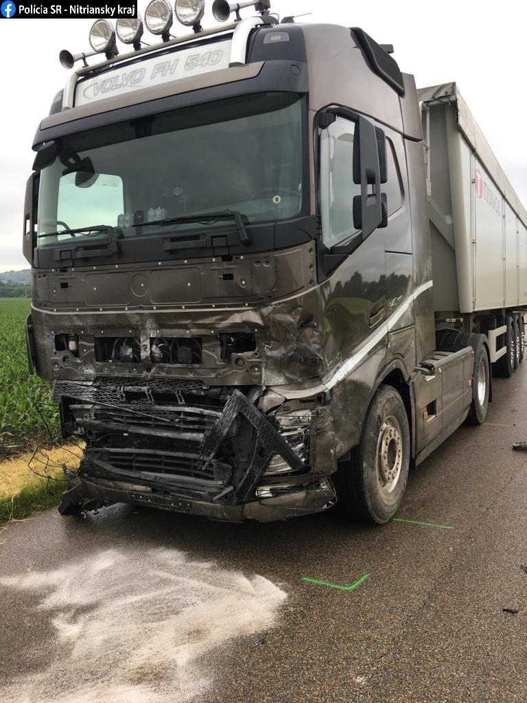 Nehoda kamióna a auta sa stala medzi Levicami – Géňou a Starým Hrádkom.