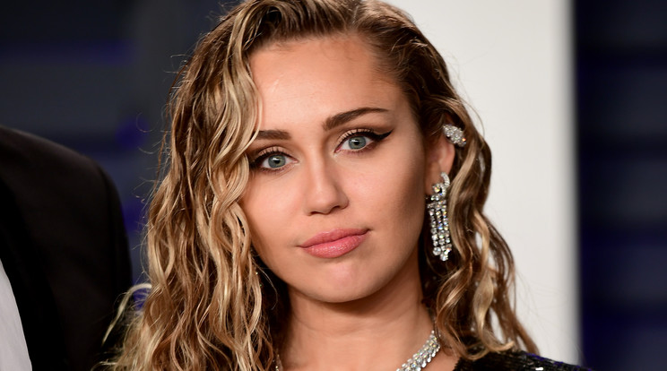 Miley Cyrus könnyek között mondta el beszédét /Fotó: Northfoto