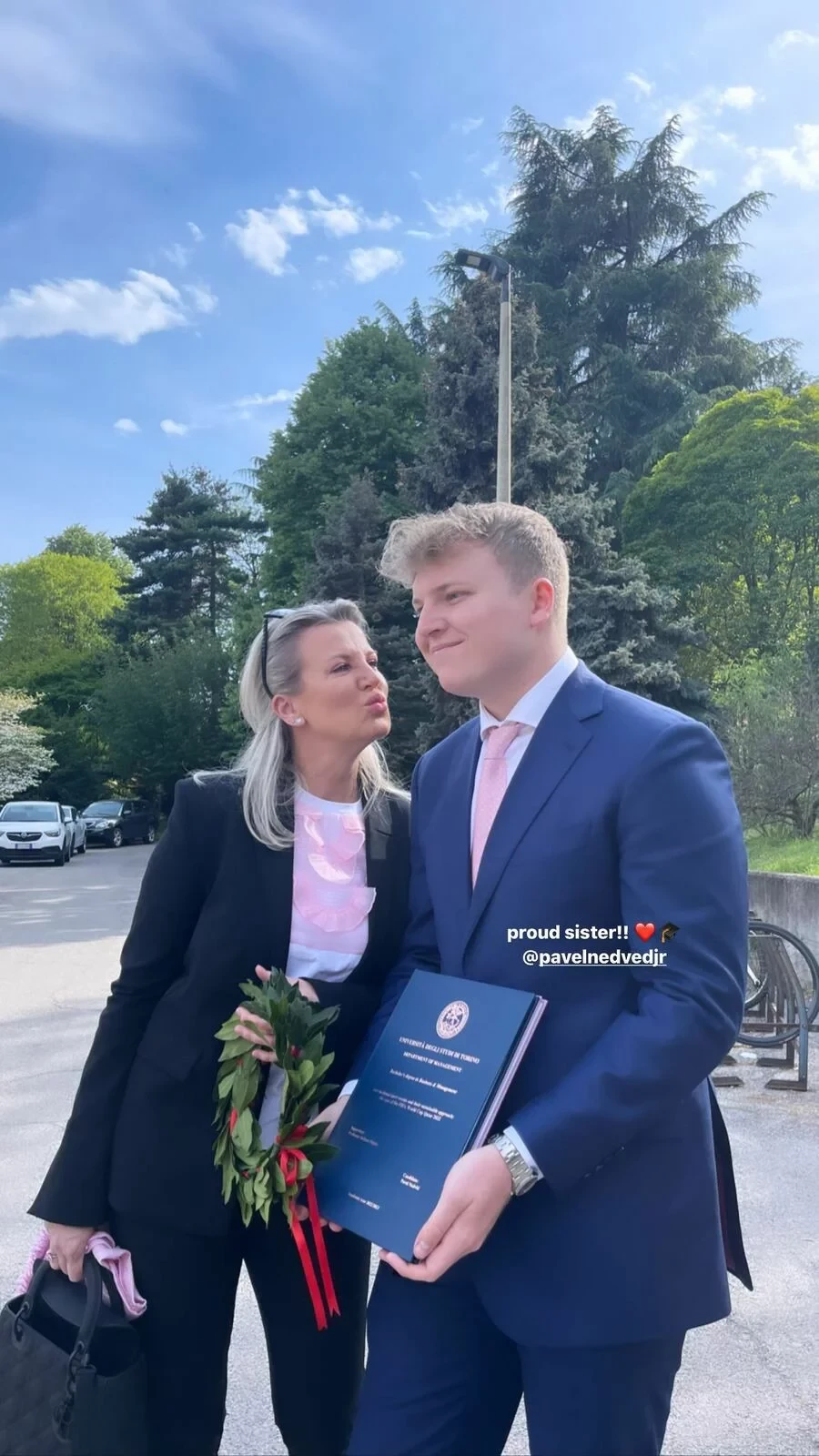 Syn bývalého futbalistu Pavla Nedvěda promoval.