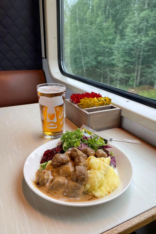 Smakuje wyśmienicie, jak wiele dań w europejskich wagonach restauracyjnych: Klopsiki z tłuczonymi ziemniakami w fińskim pociągu