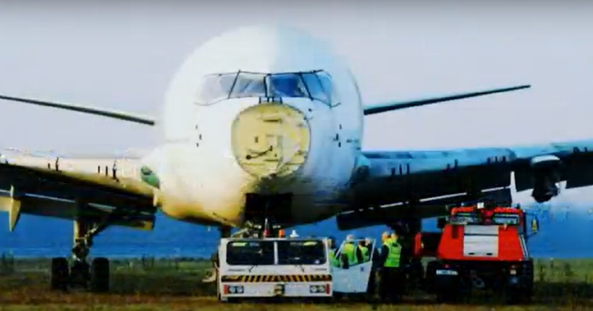 Mégis maradt egy Malév-gép Budapesten: az űrből is látszik a fák közé rejtett Boeing