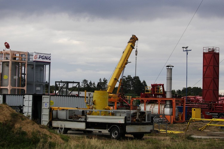 MIEJSCE ODWIERTU LUBOCINO - 1 NALEŻĄCEGO DO PGNIG GDZIE TRWA SZCZELINOWANIE GAZU ŁUPKOWEGO PRZED PRÓBNYM TECHNICZNYM WYDOBYCIEM.