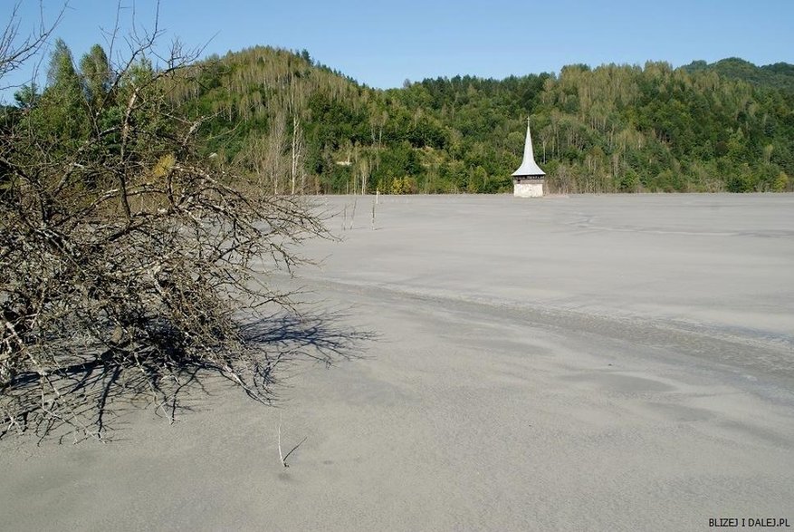 Toksyczne jezioro, źródło: blizejidalej.pl