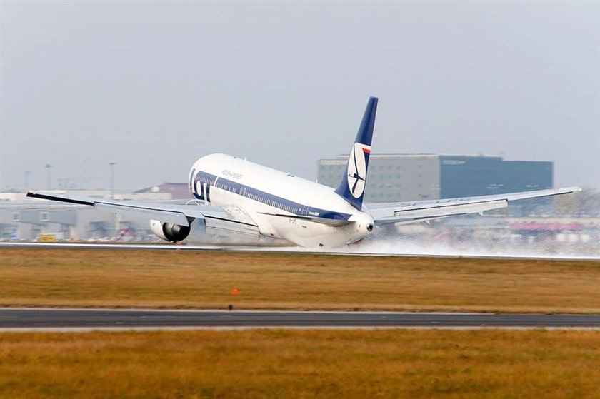 Tak boeing 767 lądował awaryjnie na Okęciu. FILM!