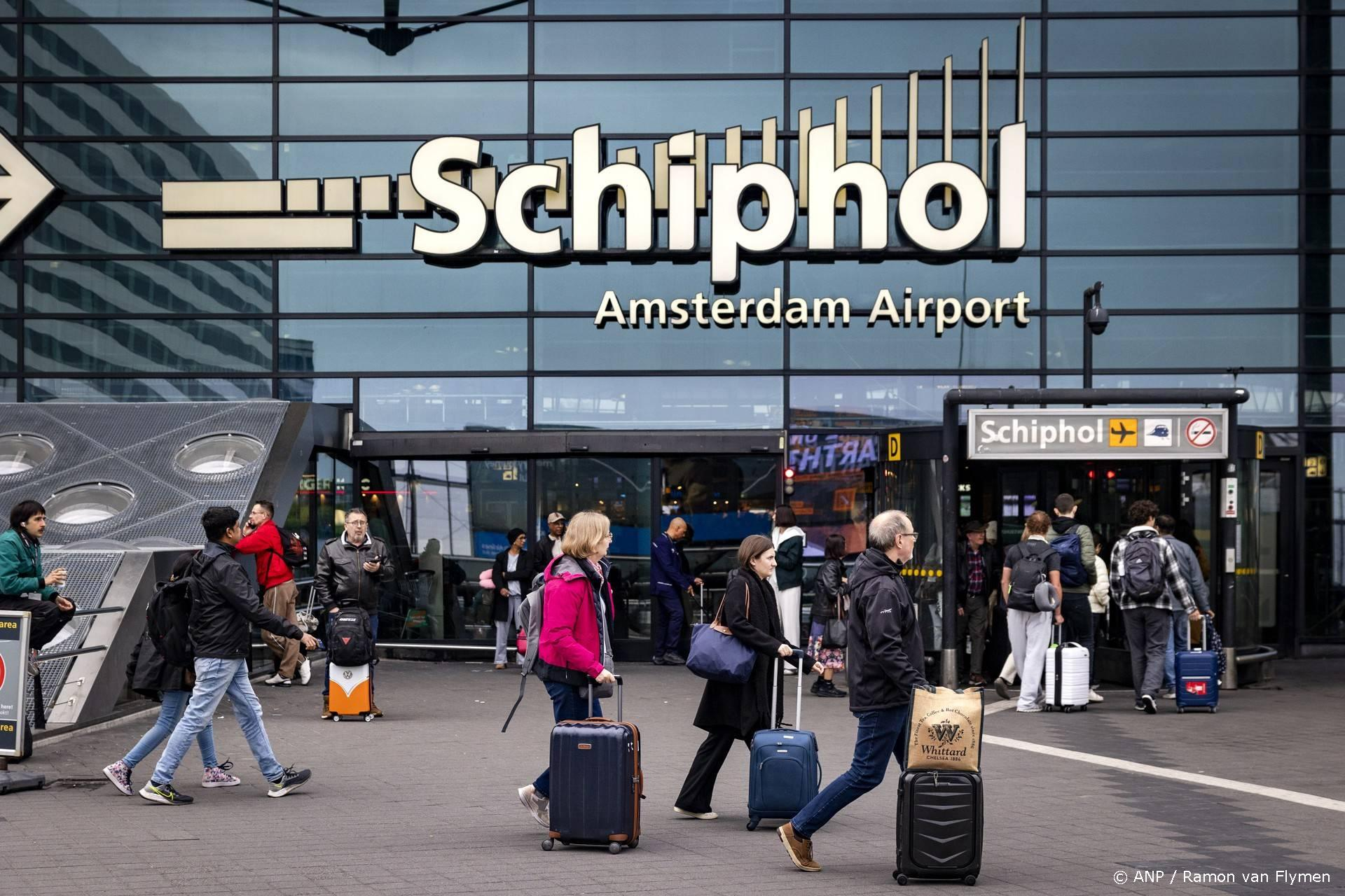 Alle reizigers op Schiphol dinsdag gecontroleerd: de douaniers voeren een salarisactie uit