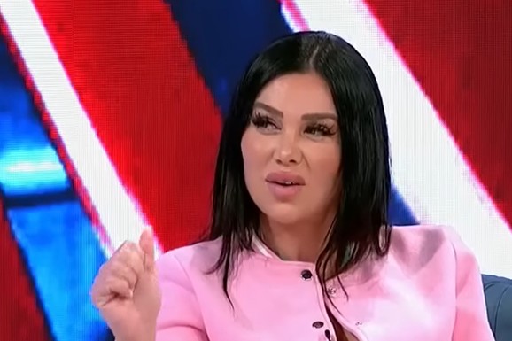 "TI NE BI TREBALO DA BUDEŠ UZOR DEVOJČICAMA" Staniji voditeljka usred emisije rekla šta misli, pa je nastao muk: Starleta večeras ULAZI U ELITU, a o ovoj sceni se dugo pričalo
