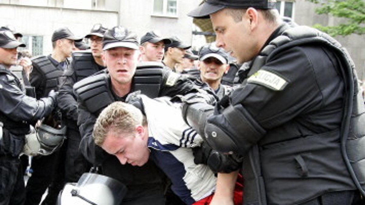 Komendant główny policji Andrzej Matejuk uważa, że wydłużenie wieku, w którym funkcjonariusz przechodzi na emeryturę jest konieczne. Rozpoczęcie dyskusji o zmianie systemu emerytalnego jest możliwe pod pewnymi warunkami - odpowiada szef NSZZ Policjantów Antoni Duda.