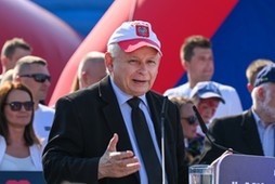 Prezes PiS Jarosław Kaczyński podczas spotkania w Woli Rędzińskiej