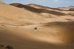 Wypadek na pustyni. Polski motocyklista ma połamane kręgi