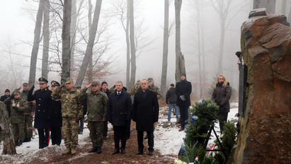 A borsodi légikatasztófa egyetlen túlélője társai emlékműve elé állt – fotók