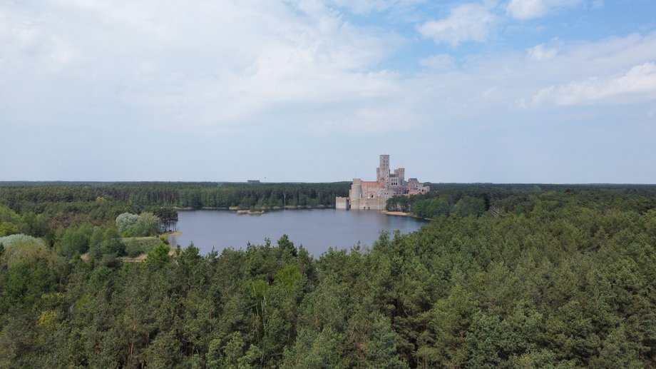 Zamek góruje nad Puszczą Notecką