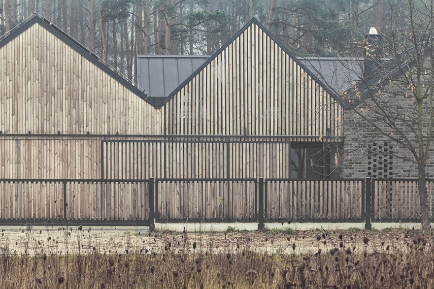 Dom w Sierakowie utrzymany w stonowanych barwach