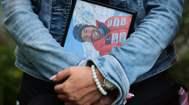 Lehozhatják Suhajda Szilárd holttestét a Mount Everestről / Fotó: Czerkl Gábor