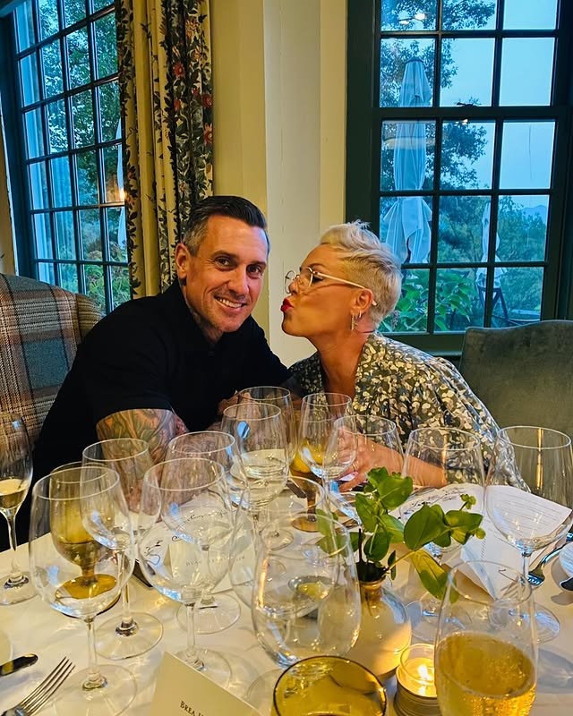 Speváčka Pink a motokrosový jazdec Carey Hart.