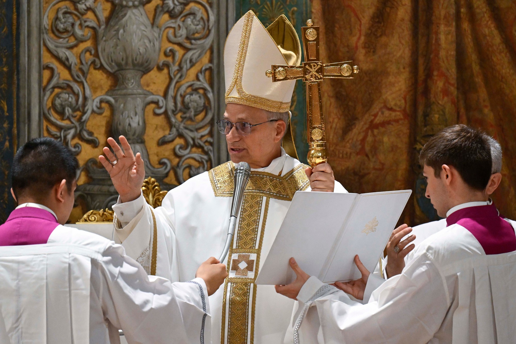 Pápež Lev XIV. počas prvej omše v Sixtínskej kaplnke.