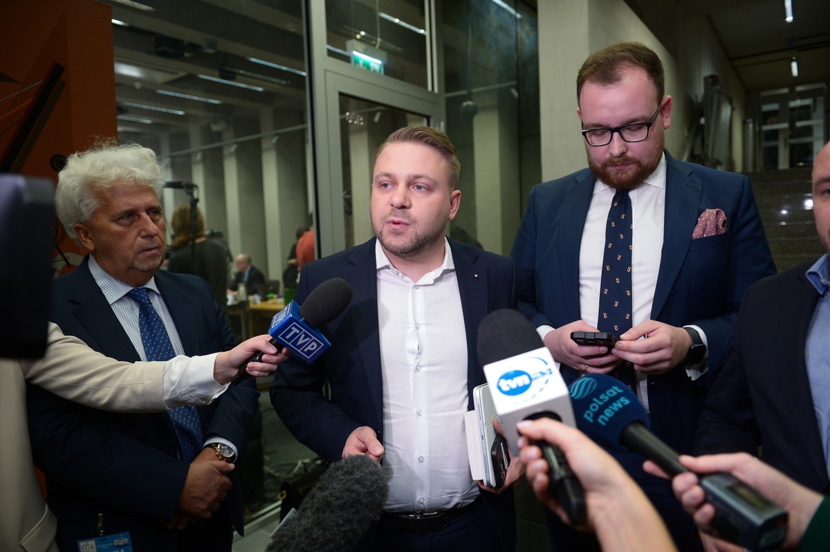 Członkowie komisji, posłowie PiS Jacek Ozdoba i Sebastian Łukaszewicz podczas wypowiedzi dla mediów, w przerwie obrad komisji śledczej ds. Pegasusa