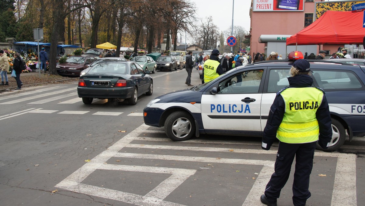 Dziś, do późnego wieczora łódzcy policjanci będą pilnować porządku na drogach w mieście i województwie. Przed nimi ostatni, szósty dzień akcji "Znicz" - powroty do domów po przedłużonym weekendzie. Jak dotąd, bilans pięciu dób policyjnej akcji to 64 wypadki.