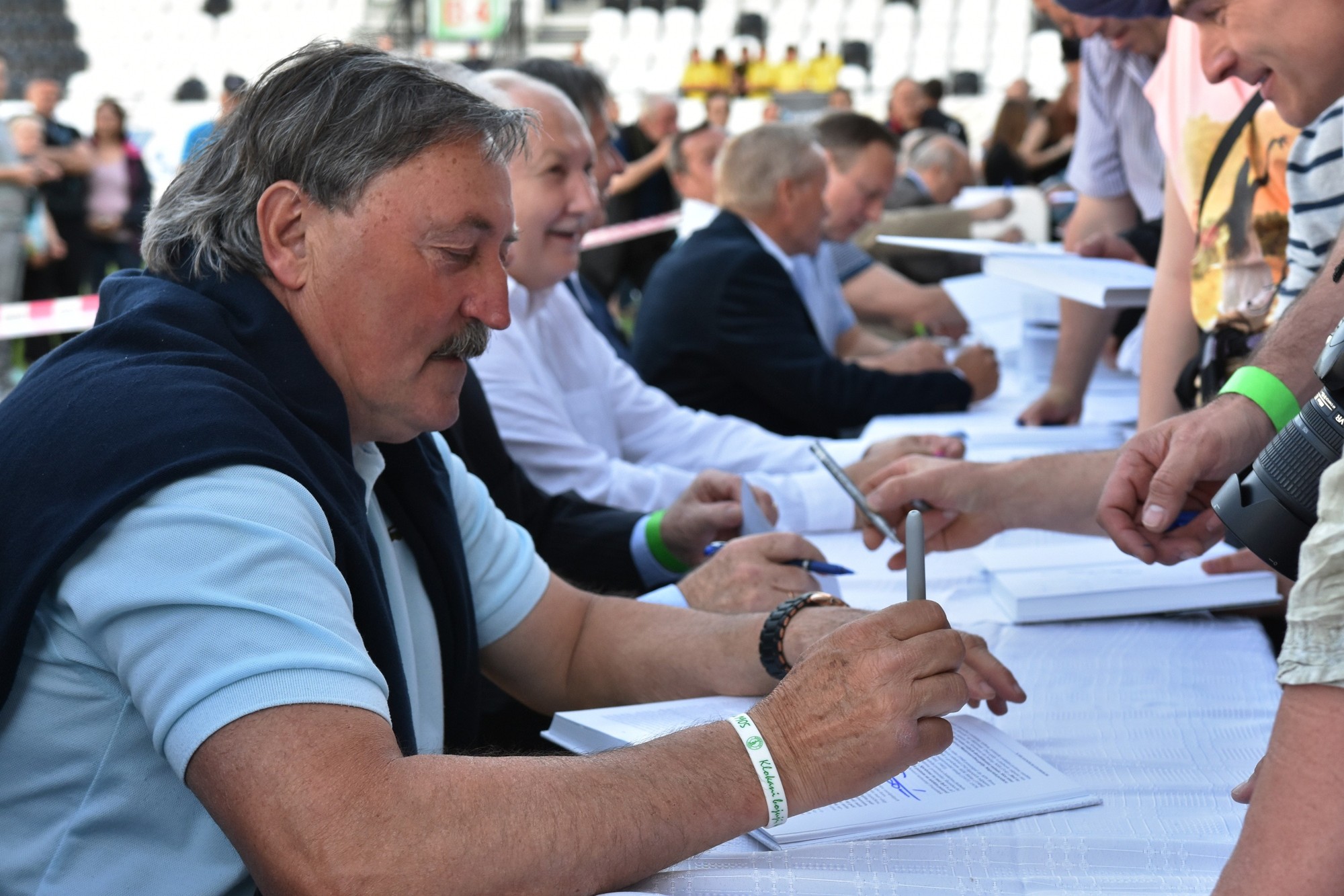 Bývalí reprezentanti a majstri Európy 1976 Antonín Panenka a Zdeněk Nehoda počas autogramiády v roku 2016.