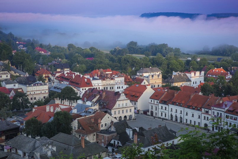 Rynek w Kazimierzu urzeknie każdego... Mekka artystów, muzyków, malarzy, a nawet ulubione miejsce wielu polityków. To tutaj były prezydent Aleksander Kwaśniewski miał przyjmować byłego prezydenta Ukrainy Leonida Kuczmę...