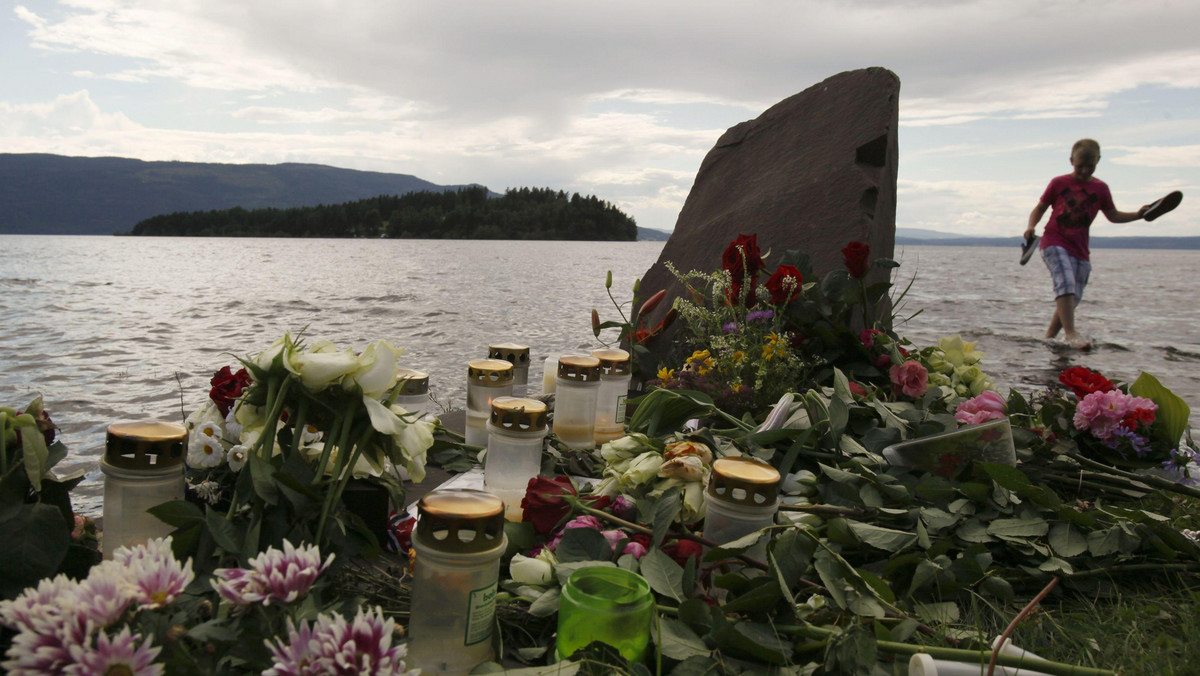 Podwójny zamach w Norwegii, przeprowadzony przed tygodniem, kosztował życie 77 osób, a nie 76, jak informowano do tej pory - wynika z aktualnej listy zabitych, przekazanej przez norweską policję.