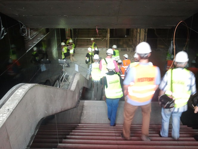 Podczas próbnego przejazdu można było zobaczyć od wewnątrz stację Rondo Daszyńskiego i przejechać przez stację Rondo ONZ. Obie są już prawie gotowe. Na zdęciu wejście do stacji metra Rondo Daszyńskiego.