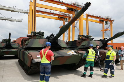 Premier: pierwsze 14 czołgów Abrams już w porcie w Szczecinie